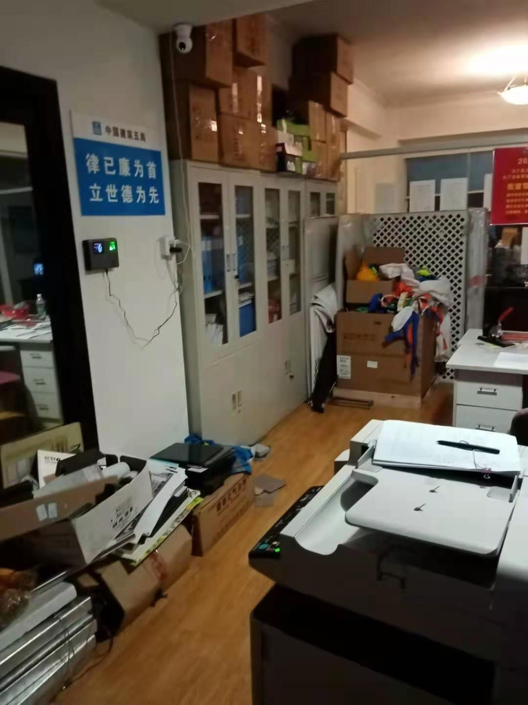 高盛中心近地铁高升桥采光通透交通方便价格低精装修带家具2隔间16工位
