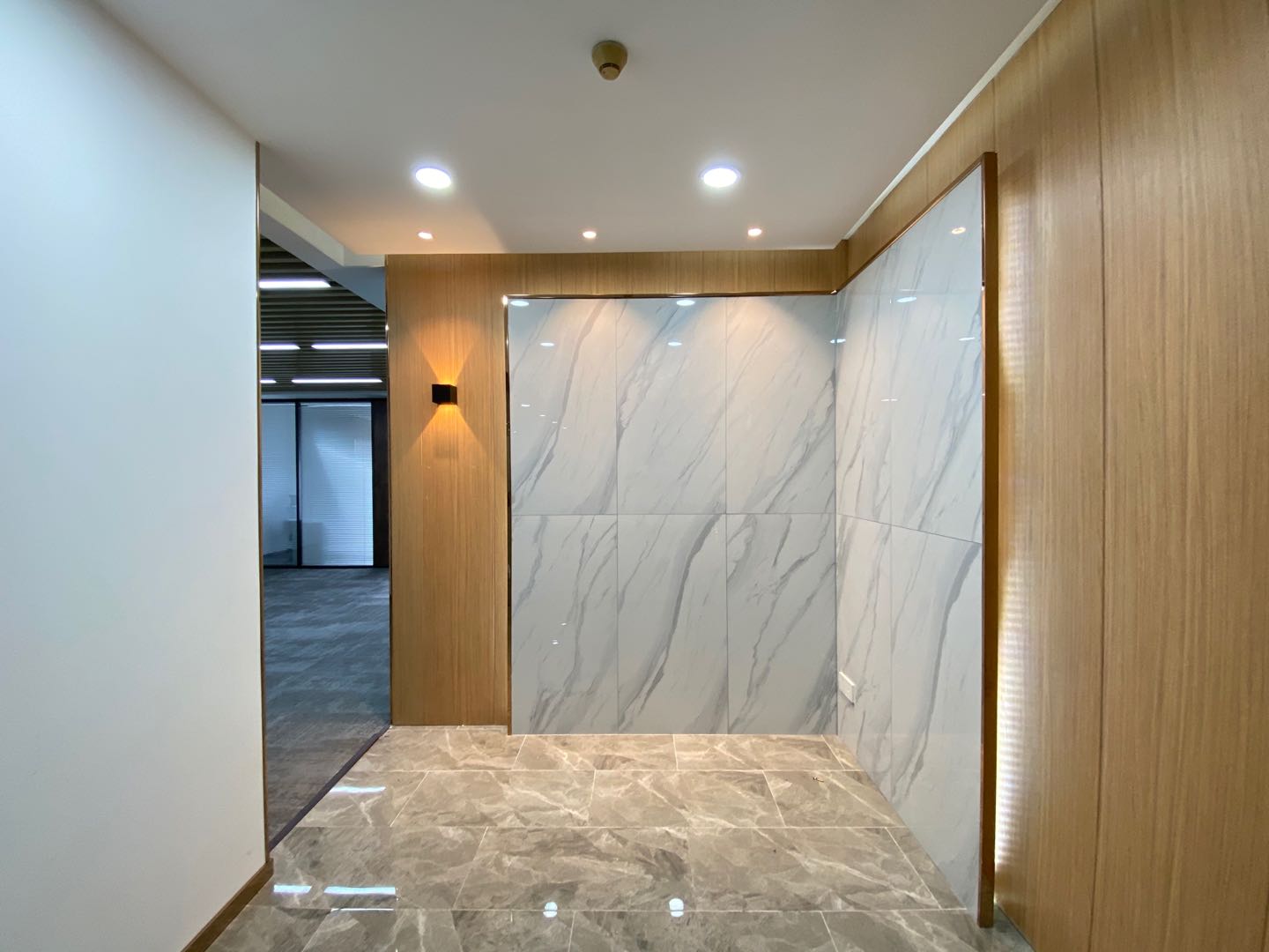 商会大厦3隔间24工位艺术装修带家具低公摊市中心牛王庙地铁口无加时费近地铁甲级写字楼采光通透双开玻璃门商圈成熟