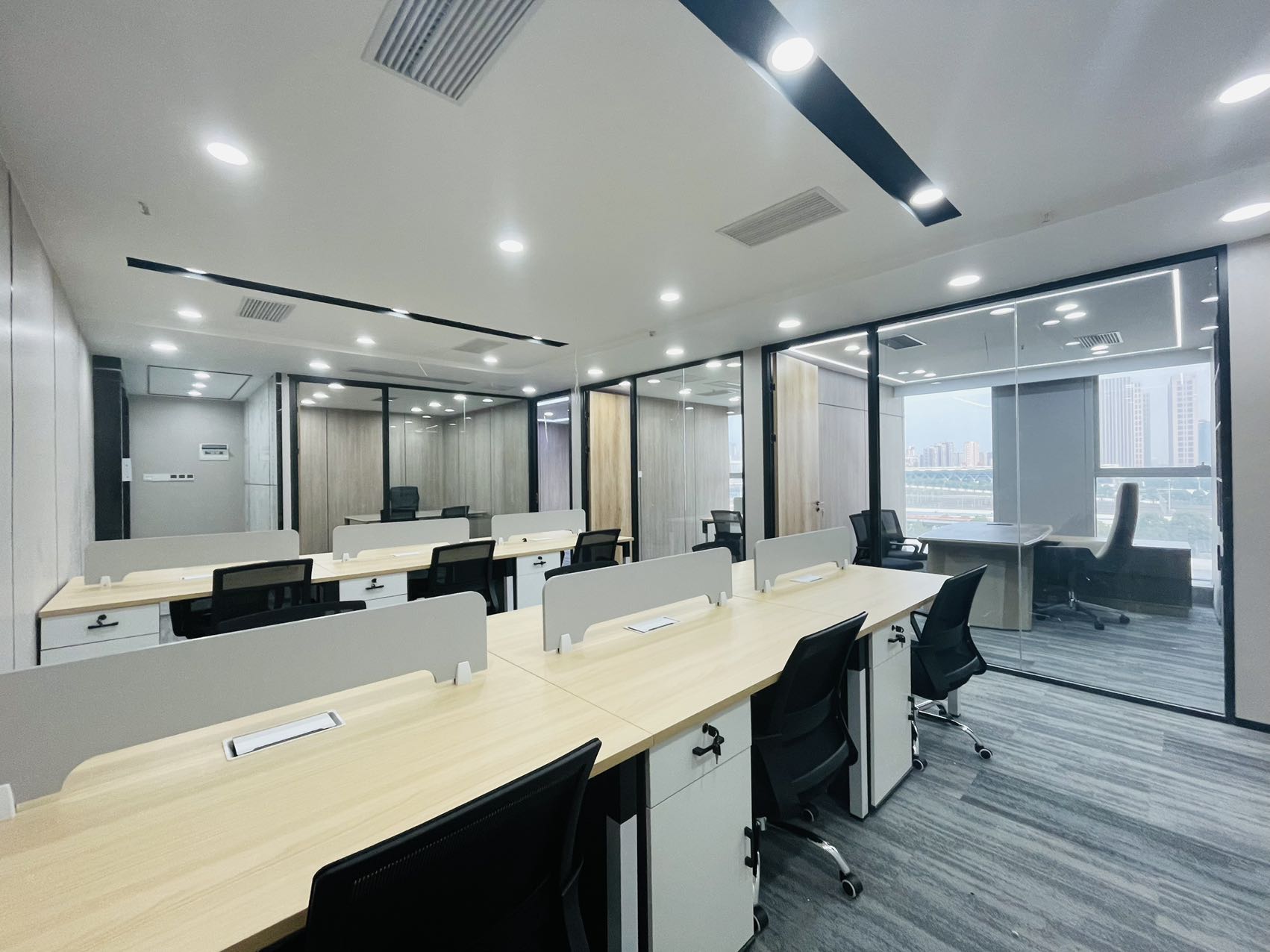 火车东站精装办公室出租  161.94平 4隔间12工位  户型方正 精装带家具 中环国际 写字楼出租