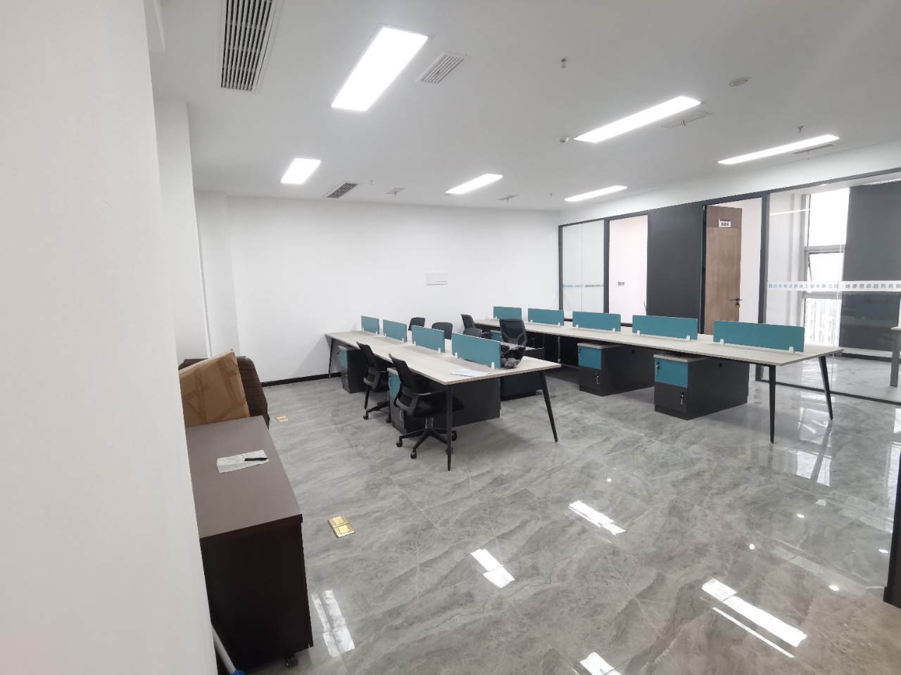 动物园旁195平 4隔间20工位 地铁口 精装带家具 泛悦城市广场