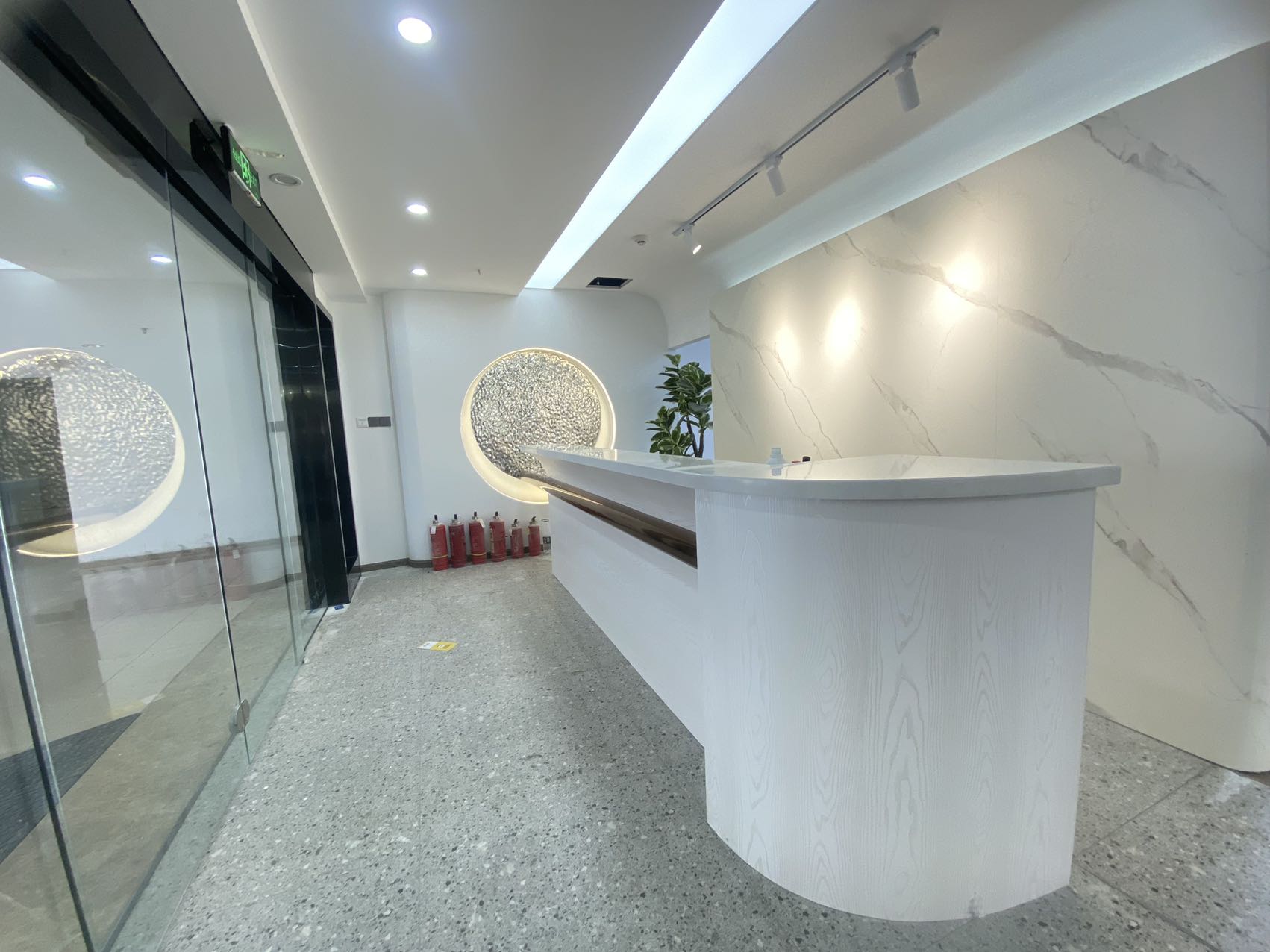 天府三街地铁口 6隔间80工位  利用率非常高 精装带家具 户型方正 新希望国际