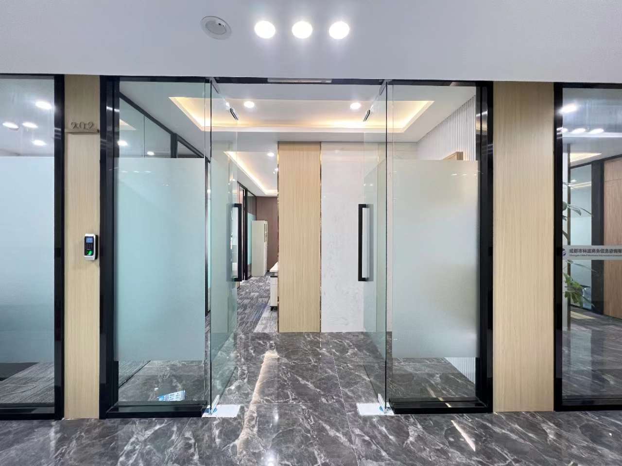 博汇大厦2隔间8工位艺术装修带家具低公摊无加时费甲级写字楼采光通透双开玻璃门高性价比