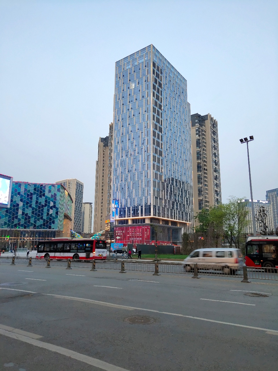 成华区驷马桥泛悦国际写字楼出租80平精致小面积经装带家具1隔间12工位地铁口现房
